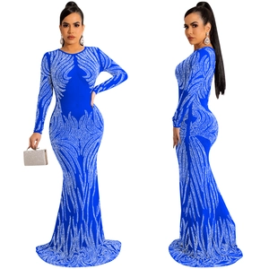 Dettaglio dell'abito da sera a sirena blu scuro con intricati motivi in strass