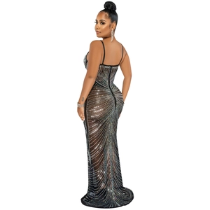 Details von schwarzem Netzkleid mit silbernen Strasssteinen und rückenfreiem Design