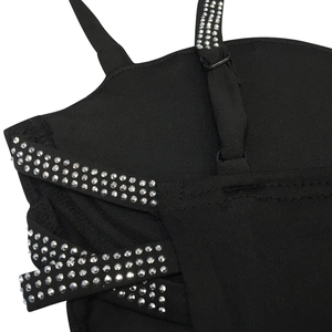 Détail de robe noire avec bretelles en strass argentés et boucle de réglage en métal