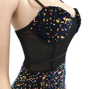 Détails de paillettes multicolores et mesh noir transparent sur une robe de soirée