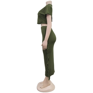 Vue latérale détaillée de l'ensemble deux pièces vert olive avec franges aux manches