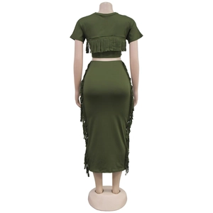 Vue détaillée des franges sur les coutures latérales de la jupe longue vert armée