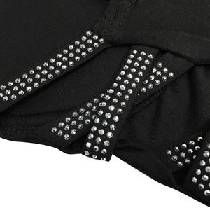 Vue macro détaillée de strass étincelants sur tissu tricoté noir avec artisanat de précision