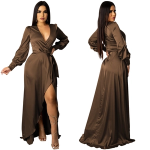 Détails du décolleté en V profond, de la taille nouée et de la fente haute de cette robe