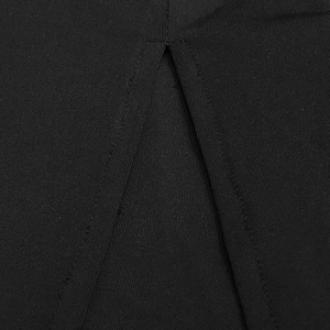 Détail de la fente haute et de la couture double sur une robe longue noire sexy