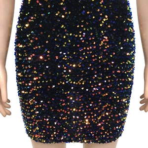 Détail de sequins multicolores scintillants sur le tissu noir d'une robe de soirée sexy