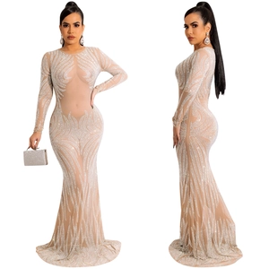 Dettaglio dell'abito in mesh trasparente con strass scintillanti e motivo a onde