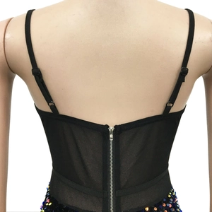 Détails des bretelles réglables et du zip arrière sur cette robe noire à paillettes