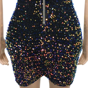 Détail de paillettes colorées et zip argenté sur la robe de soirée en résille