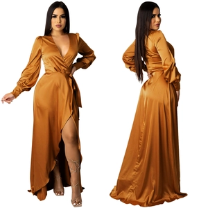 Vue détaillée de la robe maxi portefeuille à col en V profond et fente haute en satin bronze