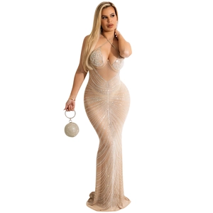 Detail eines transparenten Abendkleids in Champagner mit Strass und glitzernder Handtasche