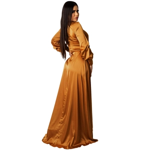 Vue détaillée du tissu en satin bronze luxueux et des manches de la robe longue fendue