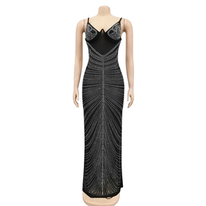 Detailansicht der silbernen Strasssteine und Netzeinsätze am schwarzen V-Ausschnitt Kleid