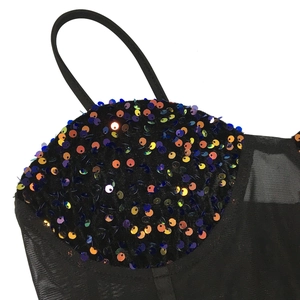 Détail des paillettes irisées sur robe midi noire en résille à fines bretelles sexy
