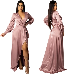 Vue détaillée de la robe portefeuille en satin rose avec col en V et manches lanternes