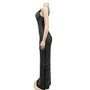 Detail der silbernen Strasssteine in geometrischen V-Mustern auf dem schwarzen Abendkleid