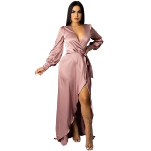 Détail d'une robe portefeuille en satin rose poudré avec col en V et fente latérale