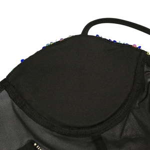 Détail macro du tissu en maille noire avec paillettes colorées et bonnet rembourré