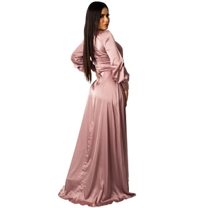 Détail d'une élégante robe longue en satin vieux rose avec manches longues et taille plissée
