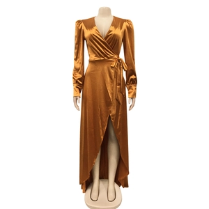 Détails de la robe en satin doré avec décolleté plongeant en V, taille nouée et poignets boutonnés