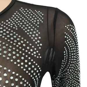 Dettaglio di un top in rete nera trasparente con eleganti strass argentati lucidi