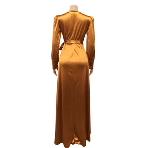Détail du dos d'une robe longue en satin bronze avec ceinture ruban et manches longues bouffantes