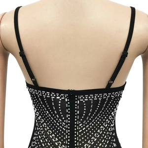 Detailansicht des schwarzen Mesh-Bodys mit glitzernden Strasssteinen und Reißverschluss