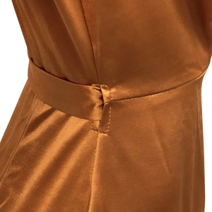 Gros plan détaillé de la ceinture en satin brillant et des coutures de la robe élégante