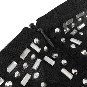 Makro-Detail des schwarzen Netzkleides mit verdecktem Reißverschluss und Strasssteinen