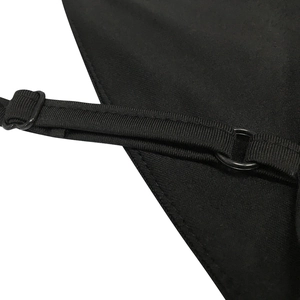 Detail der verstellbaren schwarzen Kleidträger mit hochwertigen Kunststoffschnallen