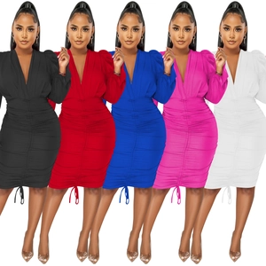Robe courte moulante plissée à col en V et manches bouffantes en cinq couleurs variées