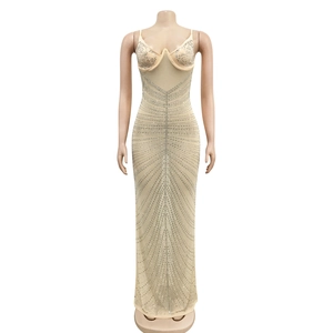 Detailansicht glitzernder Silber-Strasssteine auf einem Abendkleid aus Mesh