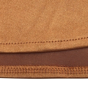 Macro de satin bronze montrant des coutures de qualité et une texture lisse