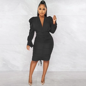 Robe midi noire élégante à col en V, manches longues bouffantes et détails froncés