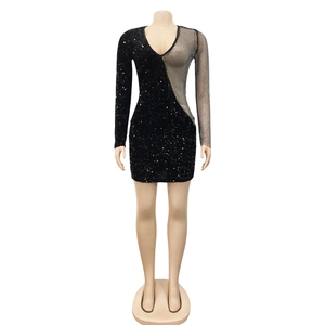 Detail der Pailletten-Mesh-Nähte am langärmeligen V-Ausschnitt Minikleid mit Silberpaneelen