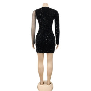 Detailansicht des schwarzen Paillettenkleid-Rückens mit Netzärmel und Slim Fit