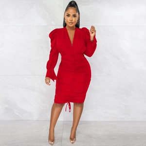 Robe moulante rouge à manches longues pour femmes avec col en V et détails froncés
