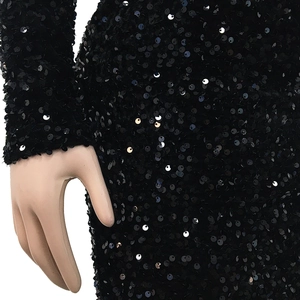 Detaillierte Makroansicht schwarzer Pailletten auf einem sexy modischen V-Kleid