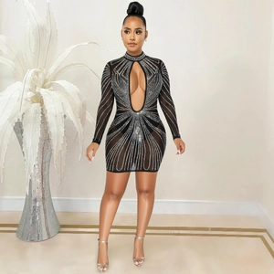 Abito aderente nero in rete con strass argentati e dettaglio cut-out frontale