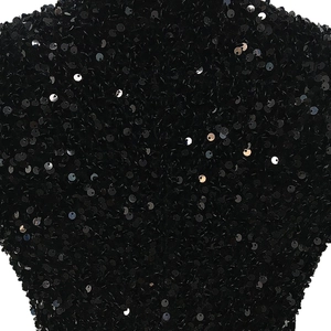 Detailaufnahme des hochdichten schwarzen Rundpajetten-Stoffs für Langarm-V-Ausschnitt-Kleid