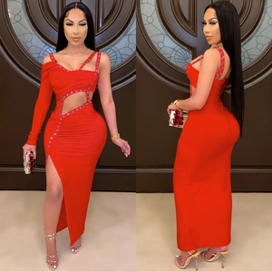 Détail de la robe de soirée rouge sexy à découpes avec œillets et fente latérale haute