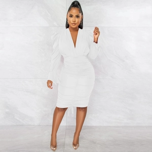 Détails de la mini robe blanche à col en V et manches longues avec plis texturés