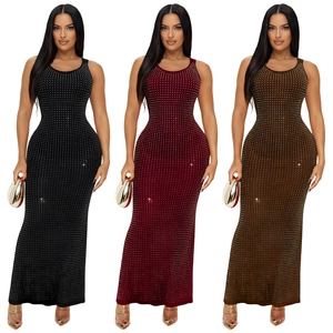 Robes longues moulantes sans manches avec strass brillants en noir bordeaux et marron