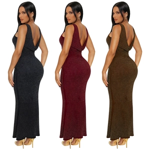 Robe longue dos nu sans manches avec détails en strass en noir, rouge et marron chic