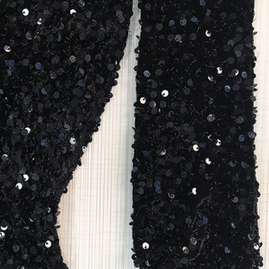 Makrodetail hochdichter schwarzer Pailletten auf Stoff für ein luxuriöses Abendkleid
