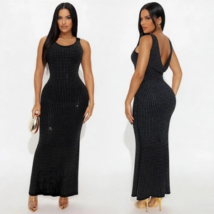 Détail de la robe moulante noire sans manches avec strass brillants et dos en V profond