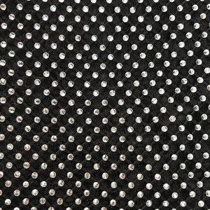 Makro-Detail von weißen funkelnden Strasssteinen auf schwarzem Netz für V-Kleid