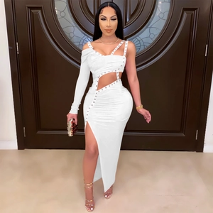 Vue détaillée d'une robe blanche asymétrique avec œillets métalliques et découpe