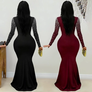 Robe sirène élégante à col montant avec manches perlées en noir et rouge bordeaux