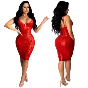 Détails de la robe rouge à paillettes avec patchwork de dentelle et coupe ajustée
